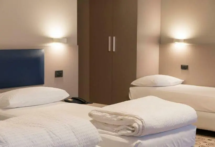 Standard Kolmen Hengen Huone, Albergo Montenegro