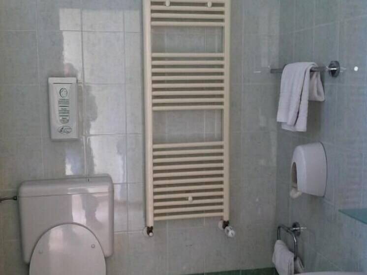 اتاق استاندارد سه نفره, Atleti