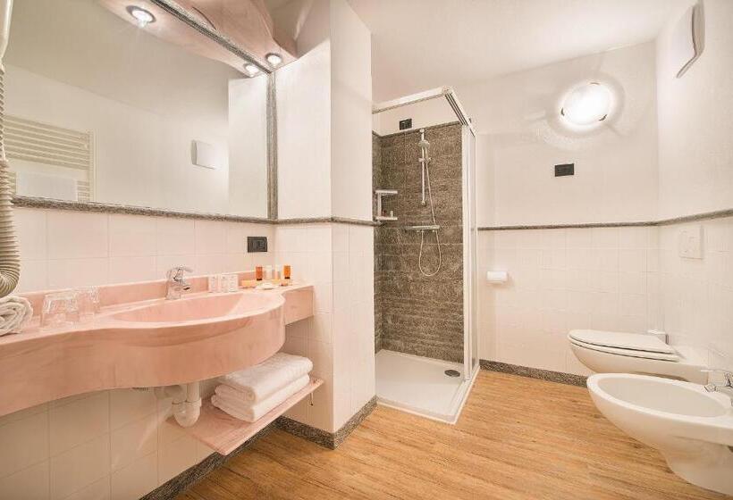 高级三人间, Bucaneve