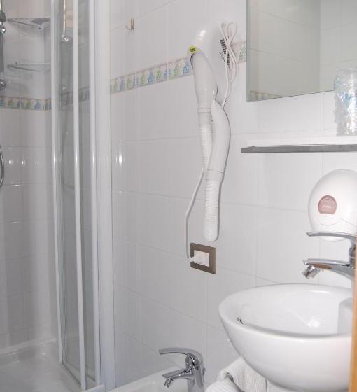 חדר סטנדרט לארבעה, Centrale