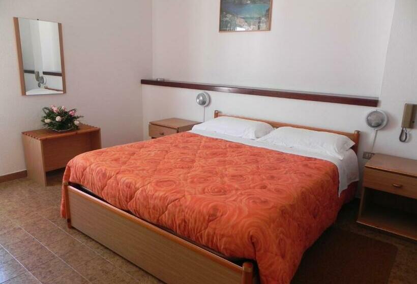 标准三人间, Fjby