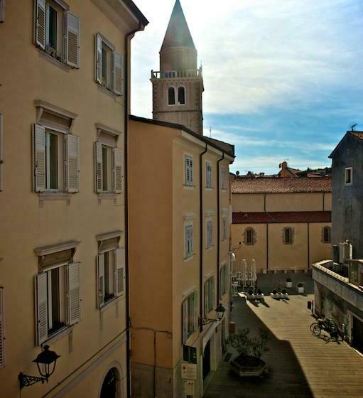 غرفة قياسية رباعية, La Bussola