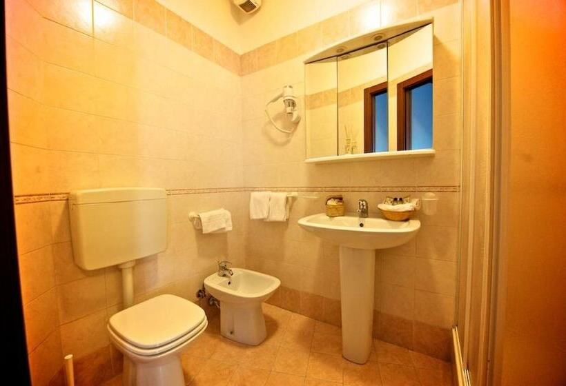 غرفة قياسية مطلّة علي البحر, La Bussola