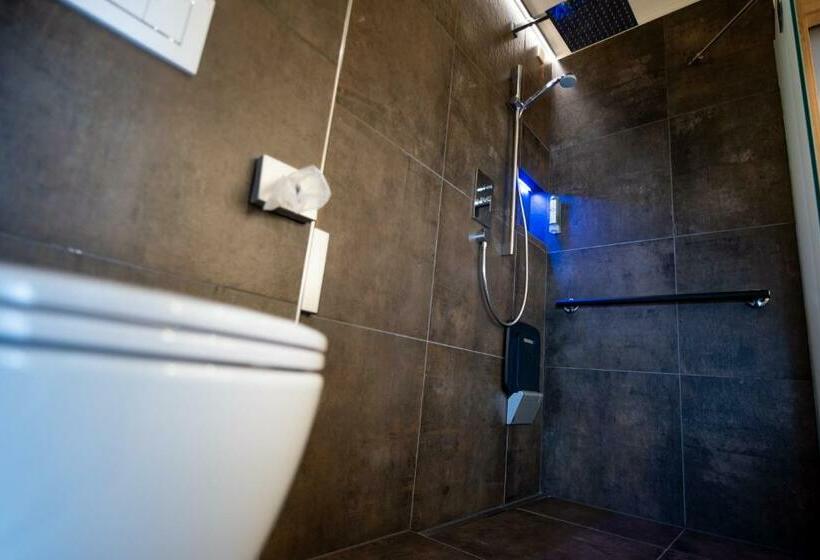 舒适三人间, Pinei