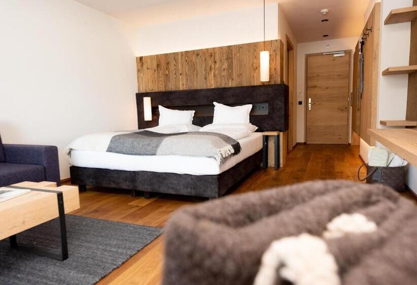 舒适三人间, Pinei