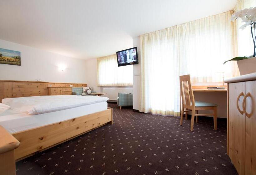 高级三人间, Pinei