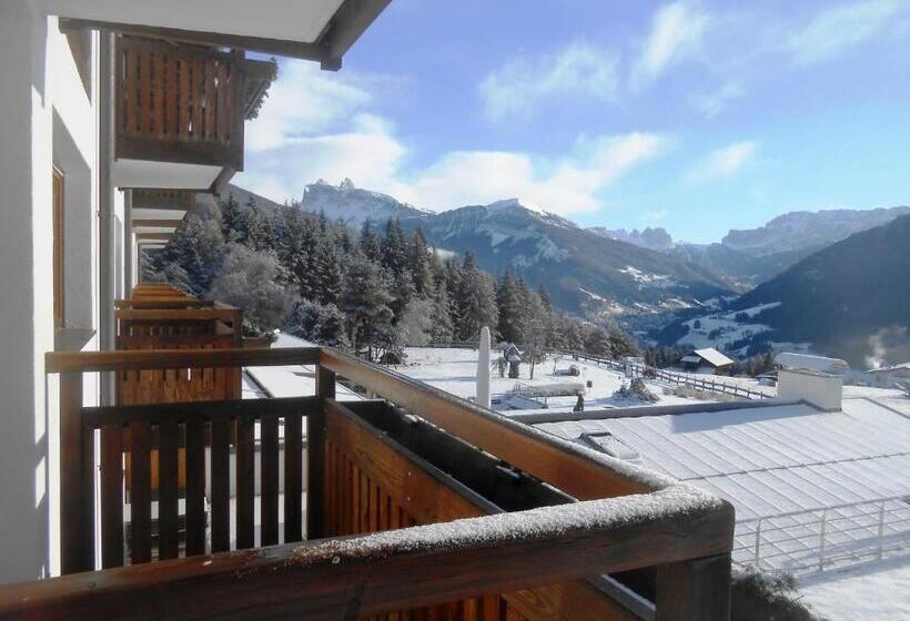 高级三人间, Pinei