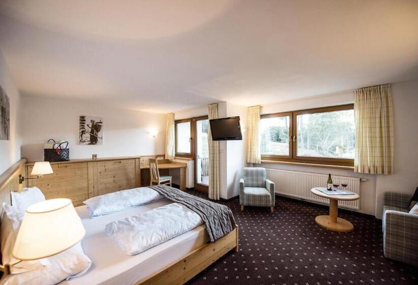 高级三人间, Pinei