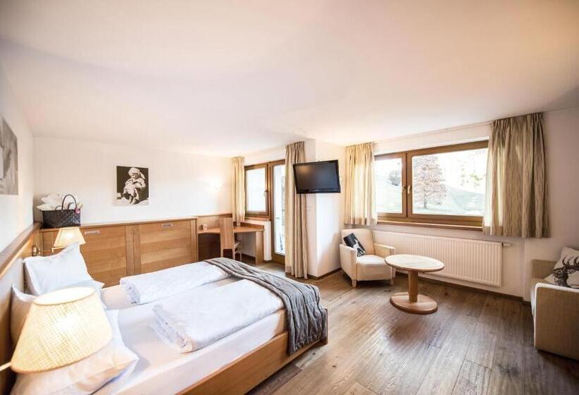 高级三人间, Pinei