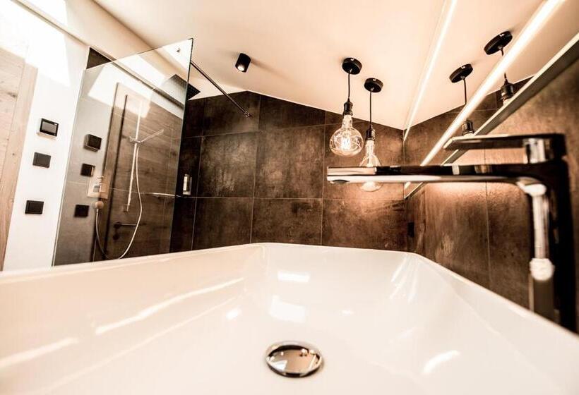 小型套房带阳台, Pinei