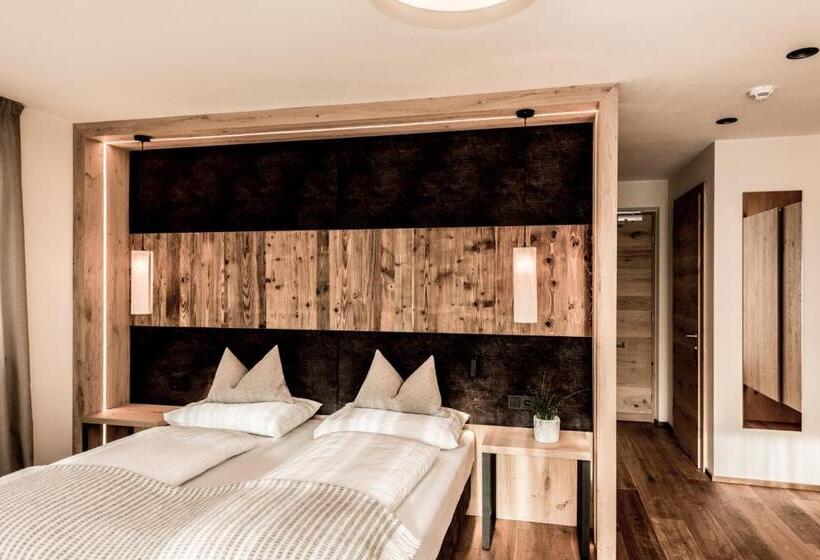 豪华三人间, Pinei