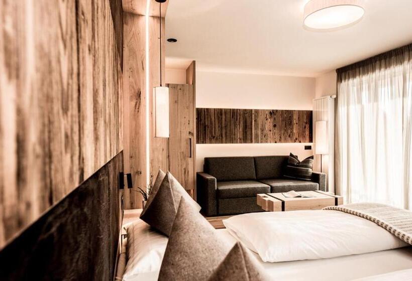 豪华三人间, Pinei