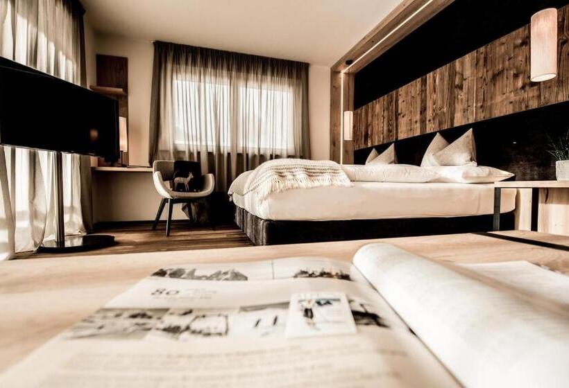 豪华三人间, Pinei