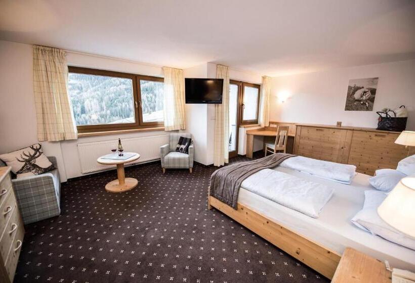 基本三人间, Pinei