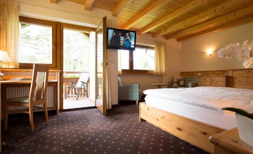 基本三人间, Pinei