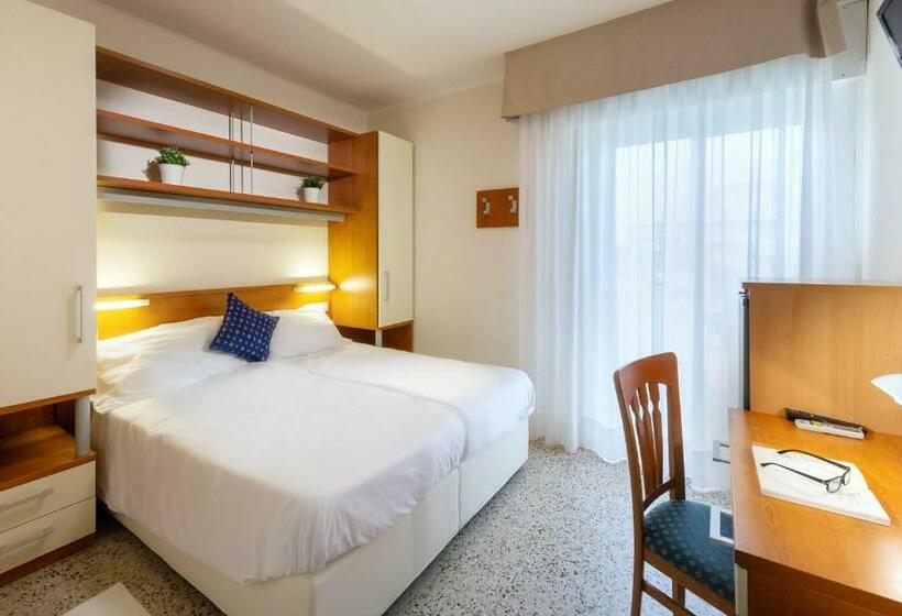 Quarto standard vista mar lateral, Verona