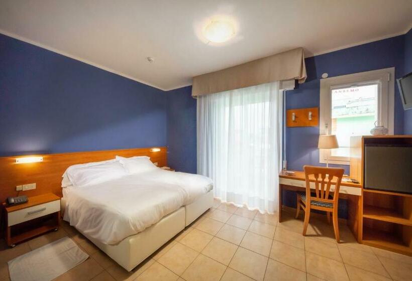 Quarto standard vista mar lateral, Verona