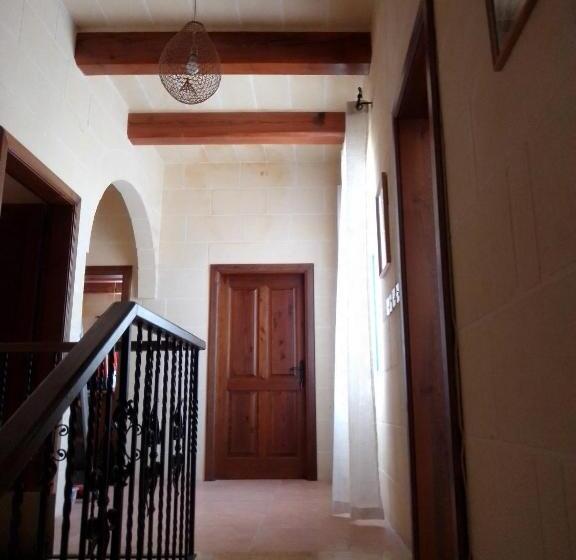 اتاق خانوادگی, Bed And Breakfast Dar Tal Lumija