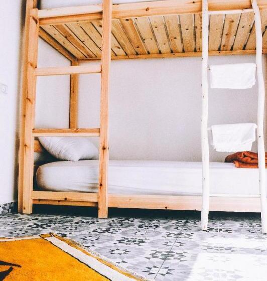 اتاق استاندارد چهارنفره با سرویس بهداشتی مشترک, Aourir Waves Surf House