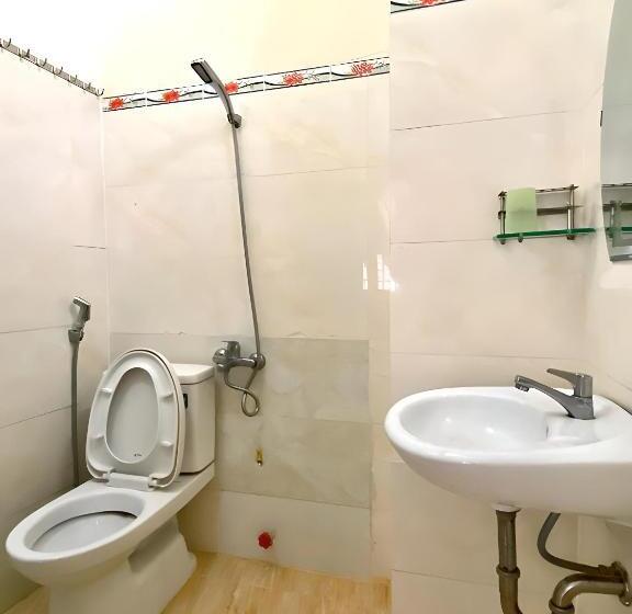 اتاق استاندارد چهارنفره با بالکن, Khách Sạn Hằng Trang
