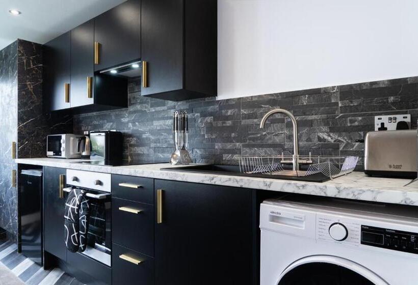 Estudio Deluxe, Midsummer House Premium Apartments With Sofa Beds & Sky Tv & Free Parking