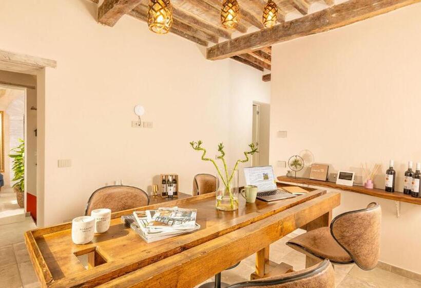 חדר סטנדרט עם מיטת קינג, Palazzo Falcinelli Luxury Room In Montepulciano Center With Elevator