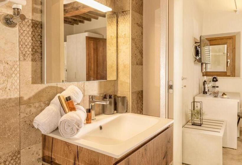 חדר סטנדרט עם מיטת קינג, Palazzo Falcinelli Luxury Room In Montepulciano Center With Elevator