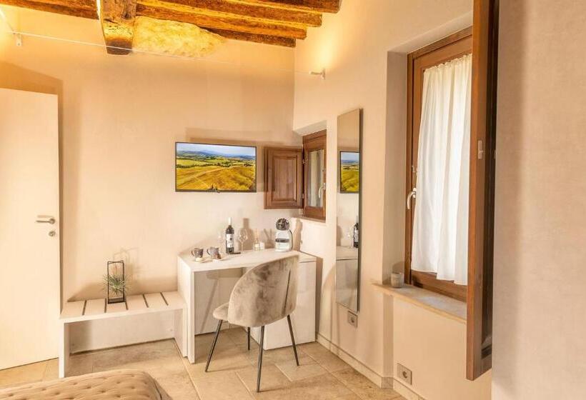 חדר סטנדרט עם מיטת קינג, Palazzo Falcinelli Luxury Room In Montepulciano Center With Elevator