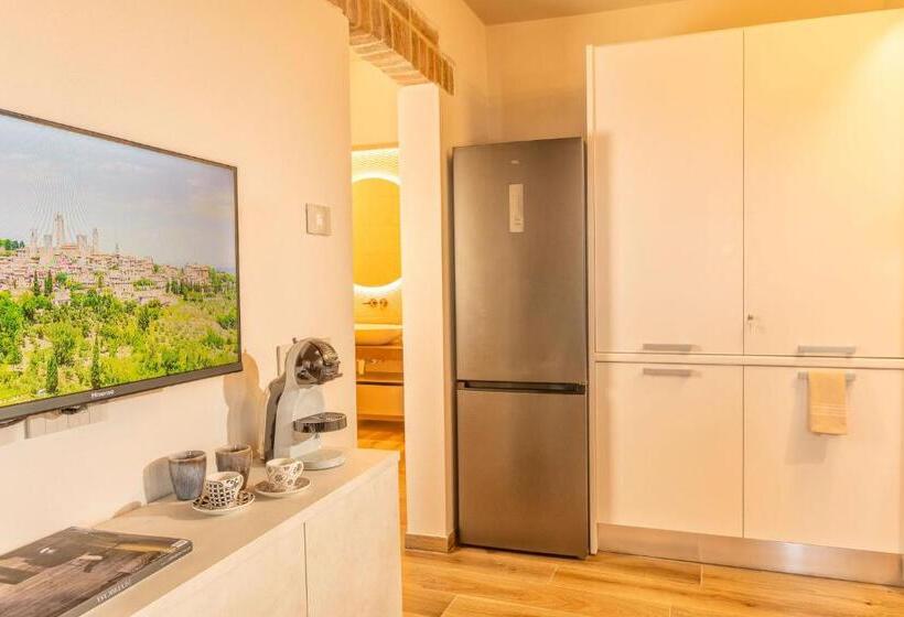 景色の見えるトリプルスタンダードルーム, Palazzo Falcinelli Luxury Room In Montepulciano Center With Elevator