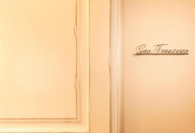 חדר סטנדרטי לשלושה עם נוף, Palazzo Falcinelli Luxury Room In Montepulciano Center With Elevator