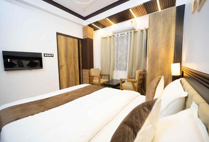 חדר דלוקס, Ivy Nirvana