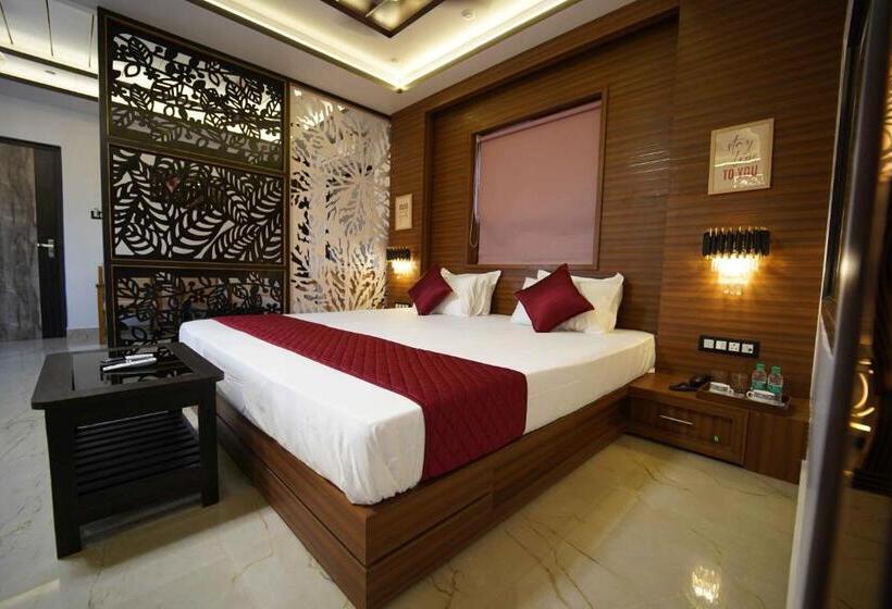 סוויטה אקזקיוטיב, Ivy Nirvana