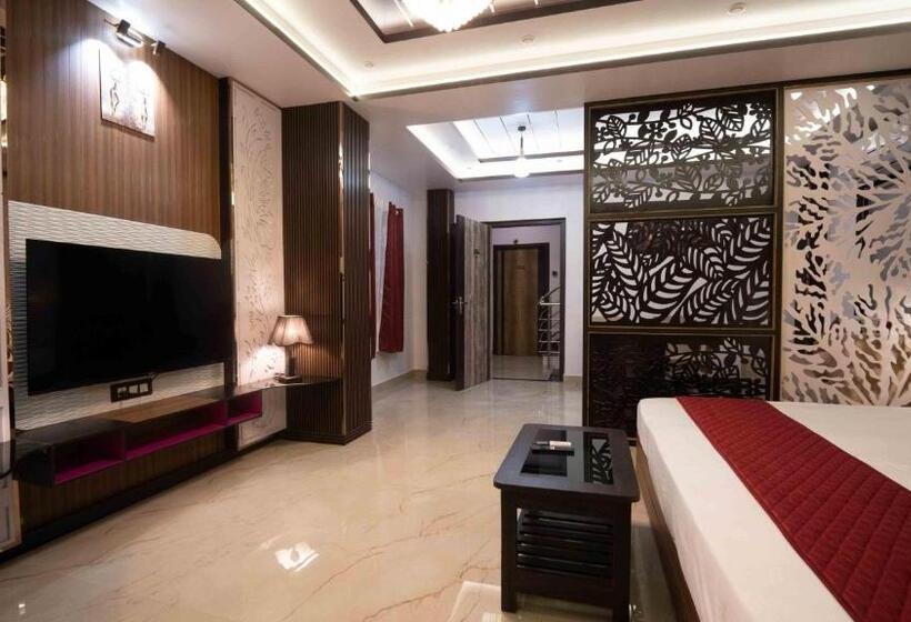 סוויטה אקזקיוטיב, Ivy Nirvana