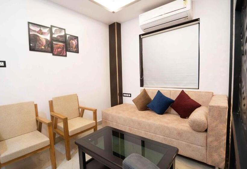 סוויטה אקזקיוטיב, Ivy Nirvana