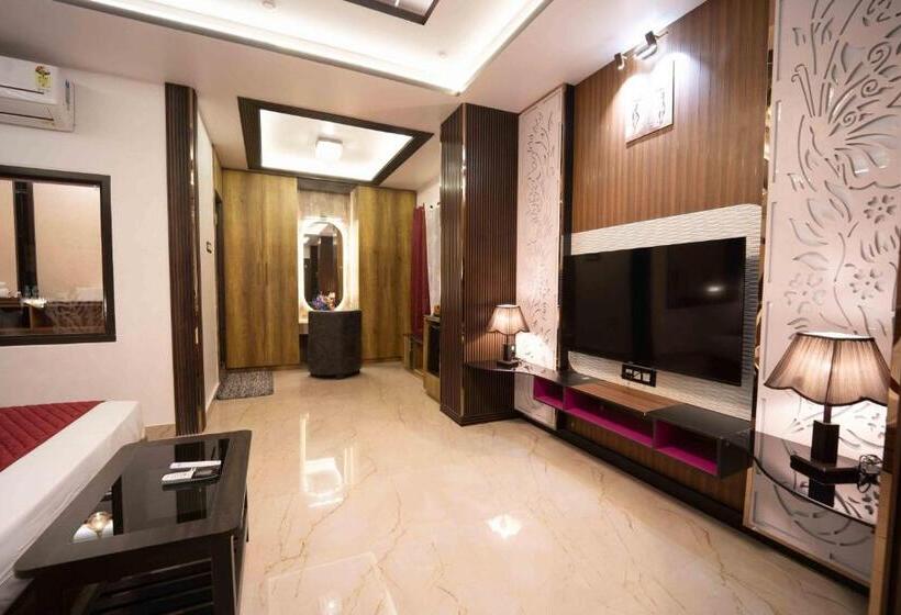 סוויטה אקזקיוטיב, Ivy Nirvana