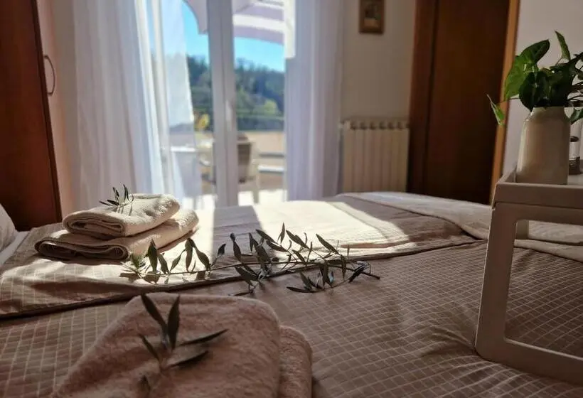 اتاق لوکس با بالکن و چشم‌انداز دریا, House Olive Garden Strunjan