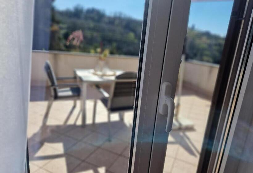 اتاق لوکس با بالکن و چشم‌انداز دریا, House Olive Garden Strunjan