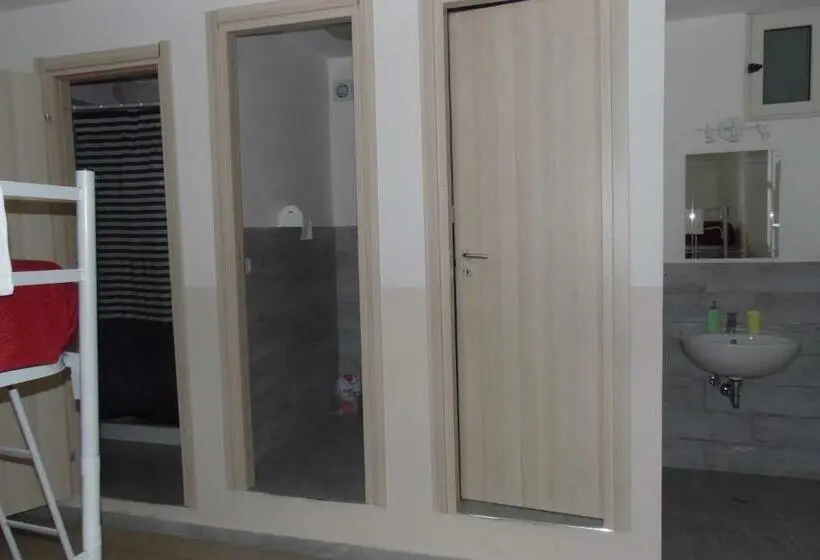 ルームシェアのワンベッド, Agorà Hostel