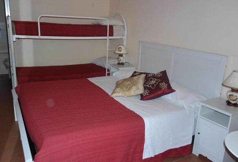 Номер Стандарт Трехместный, Agorà Hostel