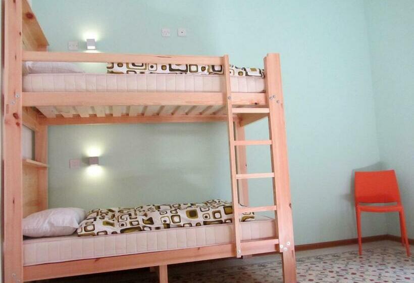 تختخواب در اتاق مشترک, Corner Hostel