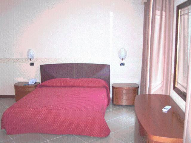 غرفة قياسية ثلاثية, Ai Sette Nani