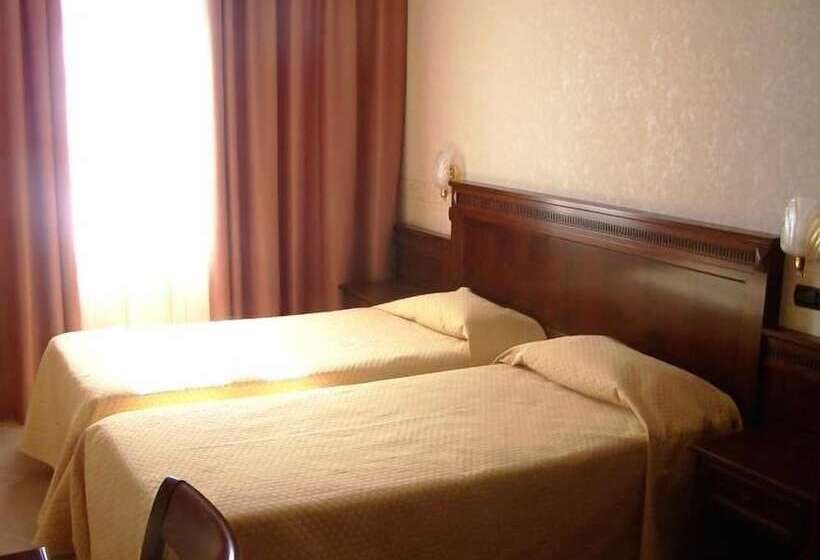 غرفة قياسية ثلاثية, Ai Sette Nani