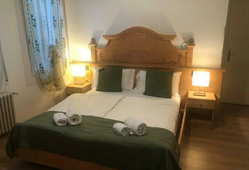Standard Neljän Hengen Huone, Albergo Alla Costa