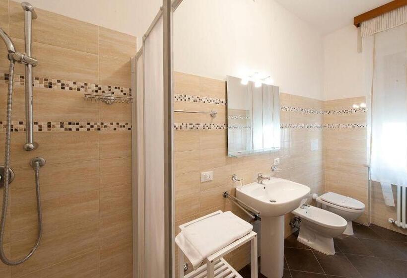 غرفة قياسية حمام مشترك, Gardenia