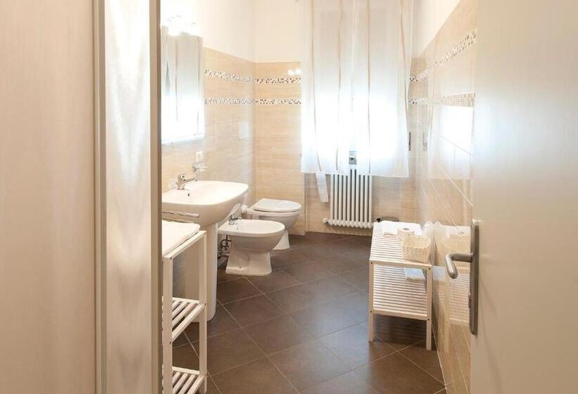 غرفة قياسية حمام مشترك, Gardenia