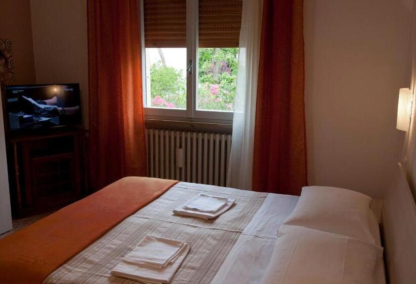 غرفة قياسية حمام مشترك, Gardenia