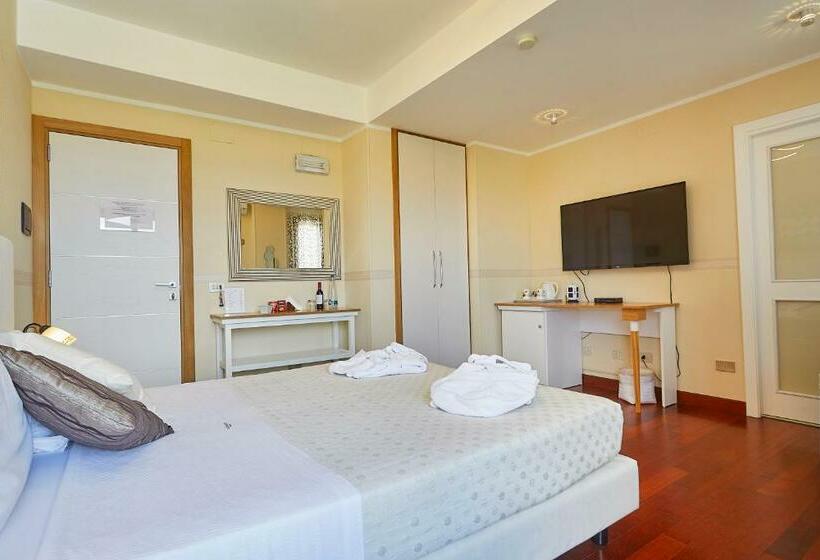 غرفة إدارية مطلة على البحر, La Tavernetta