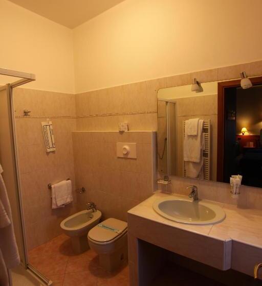 חדר סטנדרט לשלושה, Lincoln