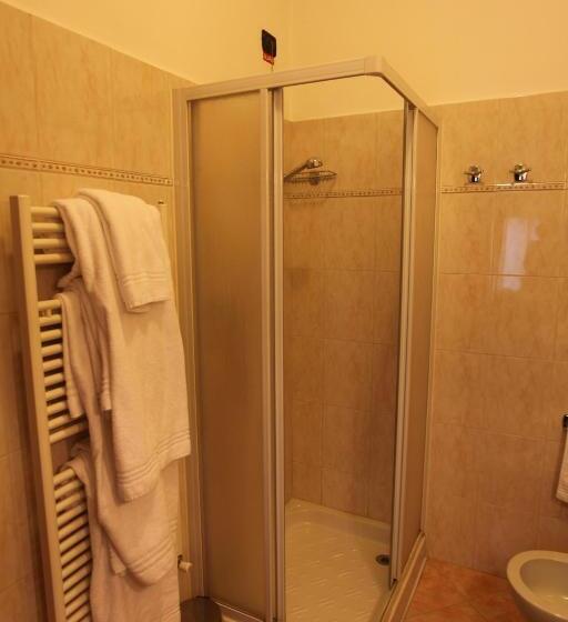 חדר סטנדרט לשלושה, Lincoln