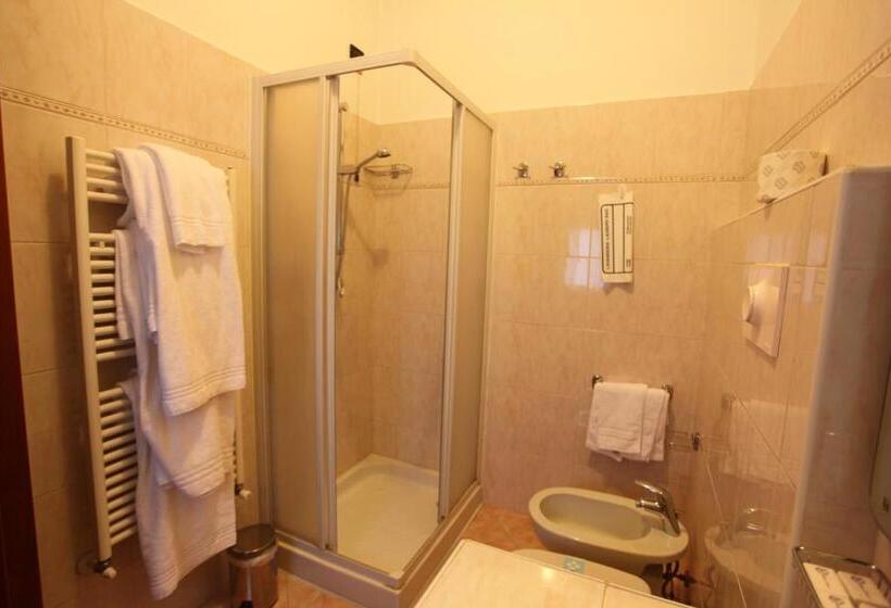 חדר סטנדרט לארבעה, Lincoln